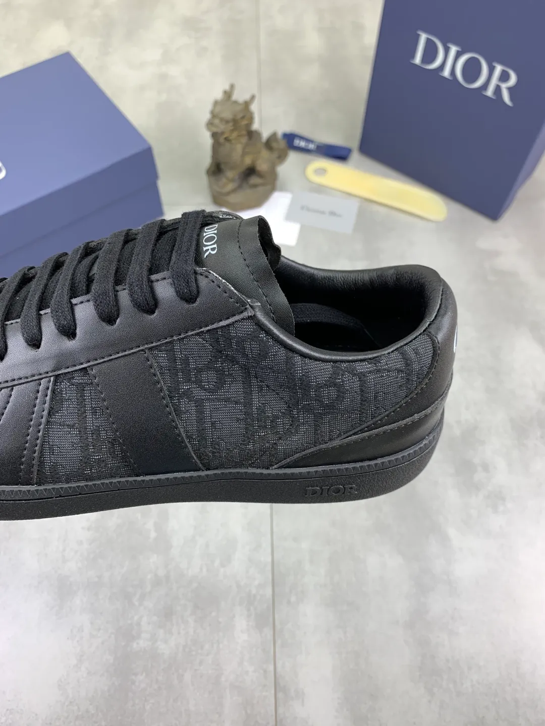 Men's shoes 💰P360 New Dior B01 moral training shoes, white first-layer cowhide, original molded outsole. New to the fall collection, this sneaker marks the return of a Dior classic, reinterpreted in a stylish and elegant silhouette. Crafted from white smooth first-grain cowhide with a tonal silk sheepskin lining, it features the Dior logo on the tongue and inner sides, and a CD icon on the heel. Paired with Tpu anti-slip soles of the same color, it can be matched with various styles to create a sophisticated look.  Code number: 38-44